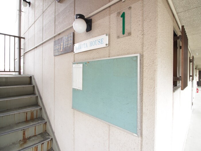 物件外観写真2　(エントランス部分)