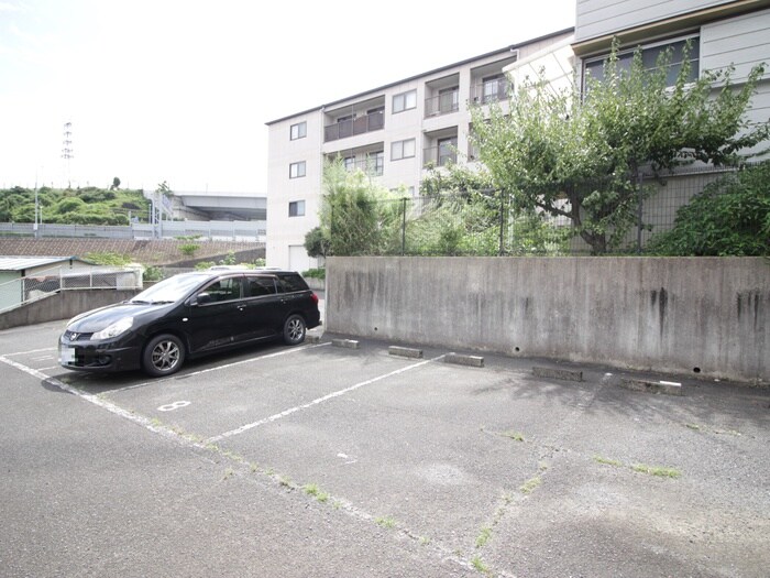 物件外観写真4　(駐車場)