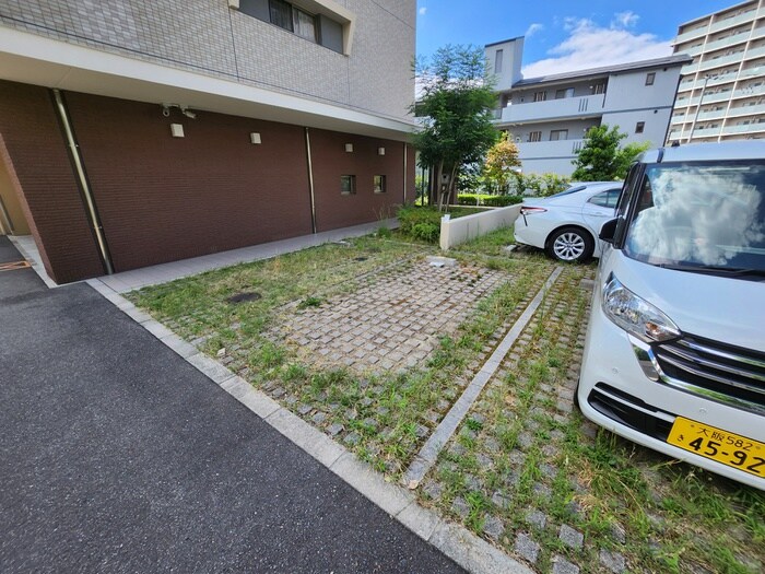 物件外観写真4　(駐車場)