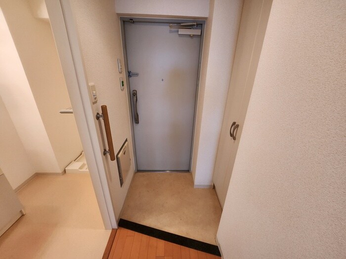 物件内観写真16　(玄関)
