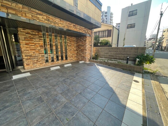 物件外観写真2　(エントランス部分)