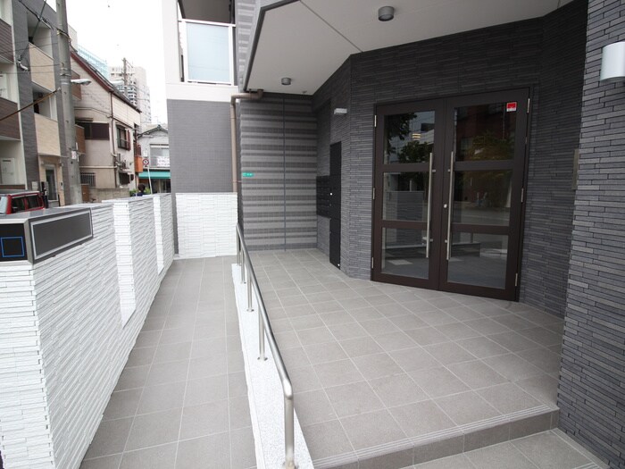 物件外観写真2　(エントランス部分)