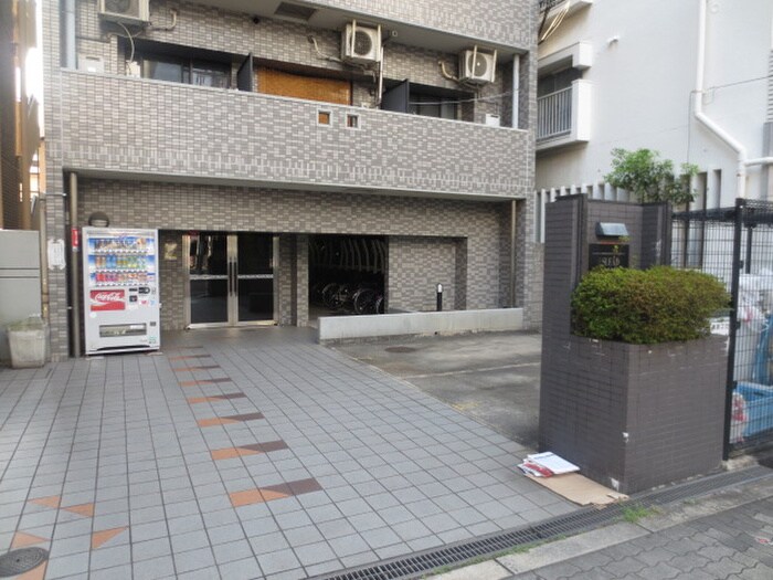 物件外観写真2　(エントランス部分)