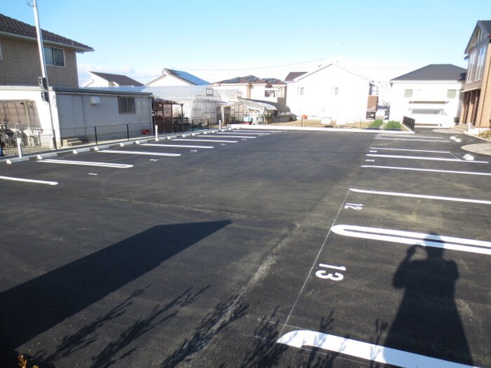物件外観写真2　(駐車場)