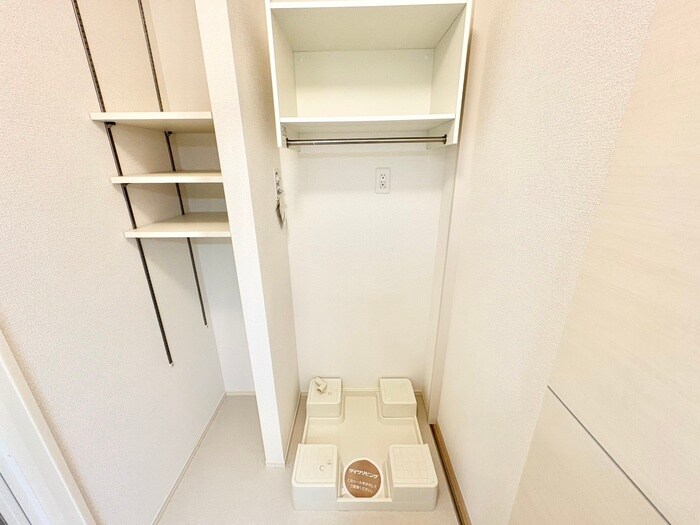 物件内観写真12　(洗濯機置場)