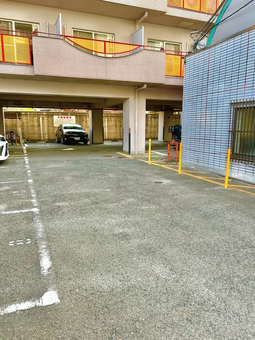 物件外観写真6　(駐車場)