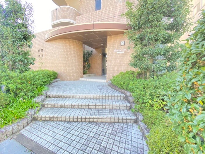 物件外観写真3　(エントランス部分)