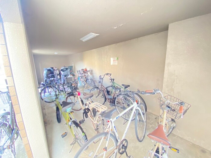 物件外観写真5　(駐輪場)