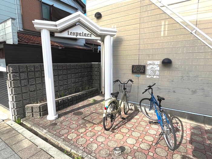 物件外観写真3　(エントランス部分)