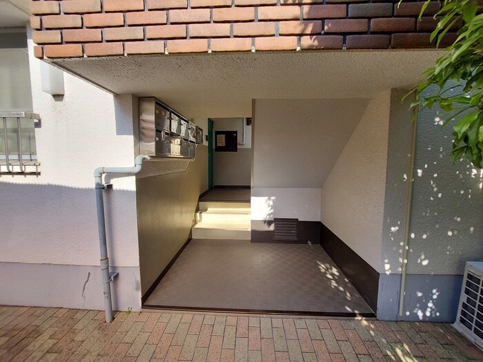 物件外観写真3　(エントランス部分)