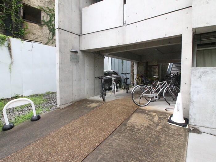 物件外観写真4　(エントランス部分)