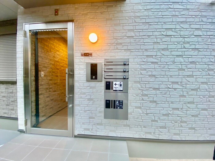 物件外観写真2　(エントランス部分)