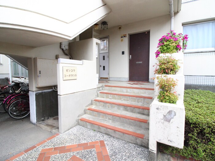 物件外観写真2　(エントランス部分)