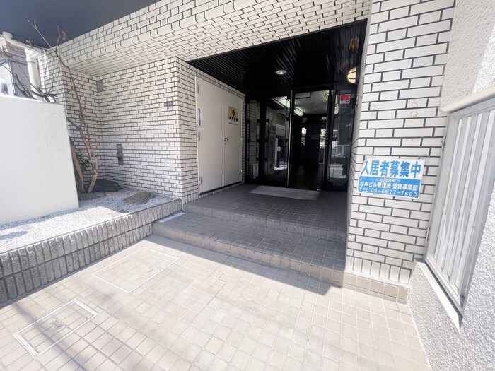 物件外観写真2　(エントランス部分)