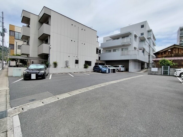 物件外観写真4　(駐車場)