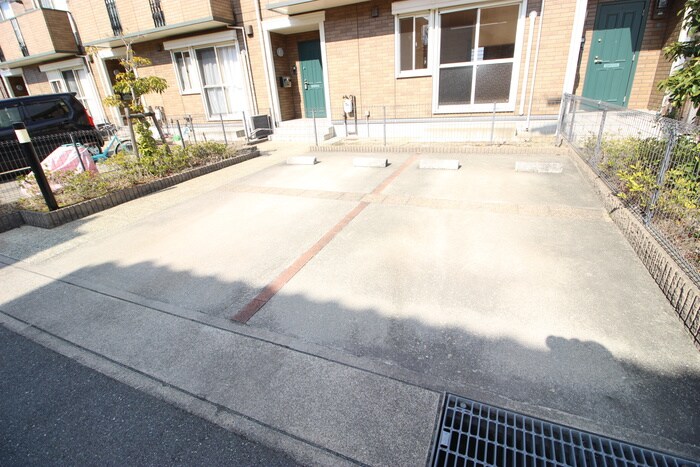 物件外観写真3　(駐車場)