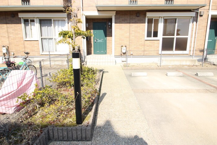 物件外観写真6　(エントランス部分)