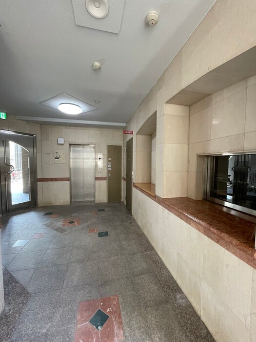 物件外観写真6　(エントランス部分)