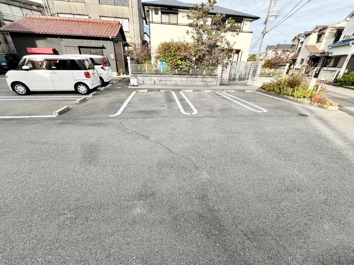 物件外観写真4　(駐車場)