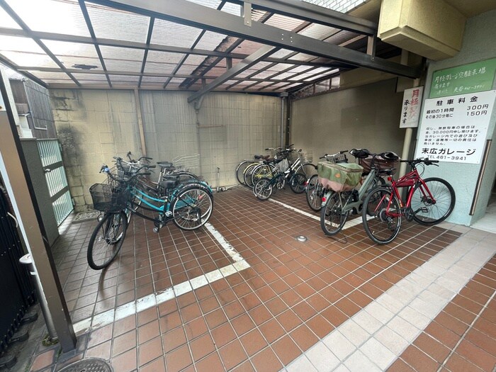 物件外観写真4　(駐輪場)