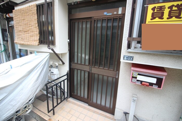 物件外観写真3　(エントランス部分)