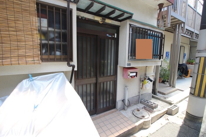 物件外観写真5　(エントランス部分)