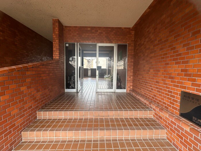 物件外観写真3　(エントランス部分)