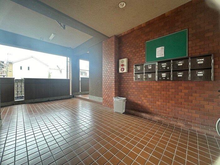 物件外観写真4　(エントランス部分)