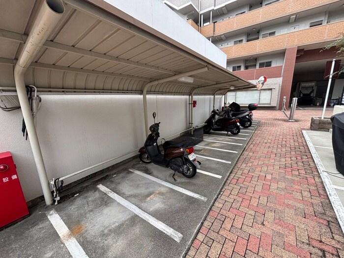 物件外観写真5　(バイク置き場)