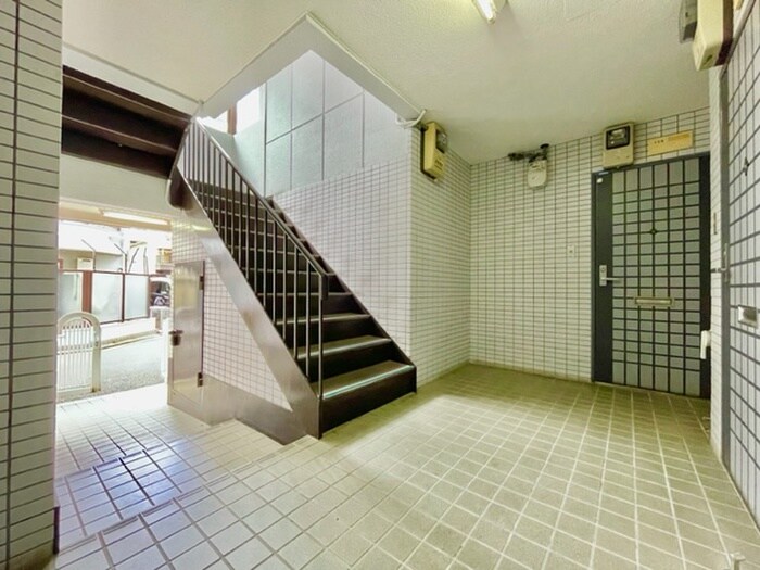 物件外観写真5　(エントランス部分)