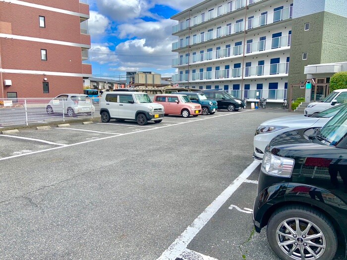 物件外観写真3　(駐車場)