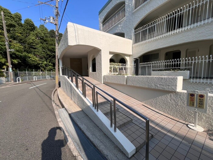 物件外観写真4　(エントランス部分)