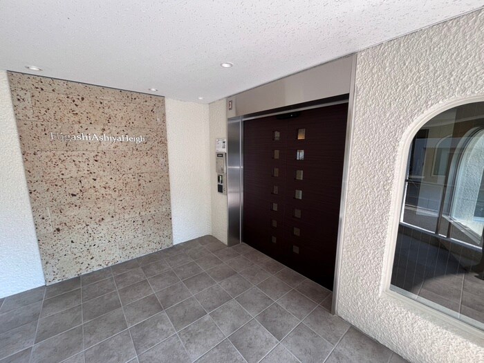 物件外観写真5　(エントランス部分)