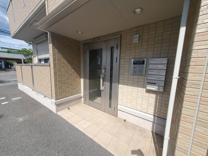 物件外観写真4　(エントランス部分)