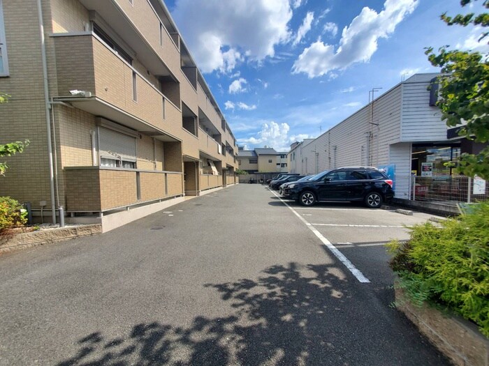 物件外観写真5　(駐車場)