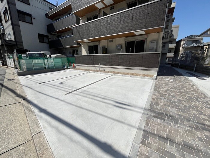 物件外観写真4　(駐車場)