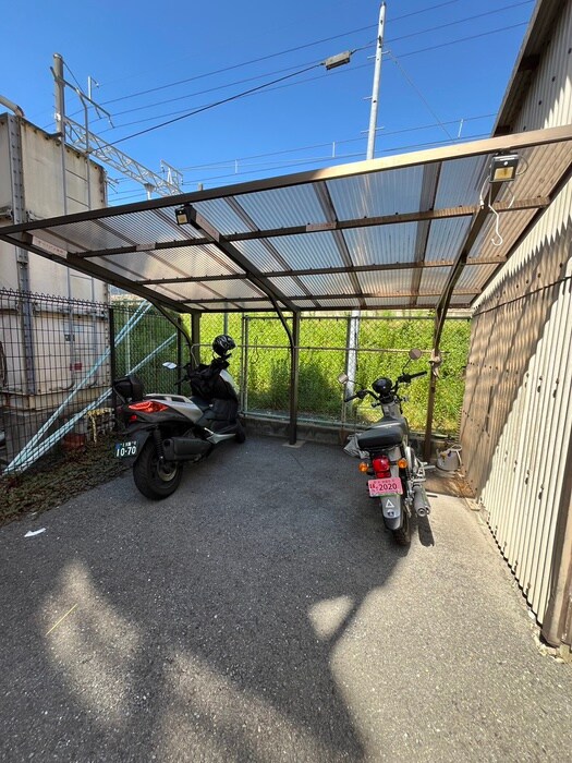 物件外観写真4　(バイク置き場)