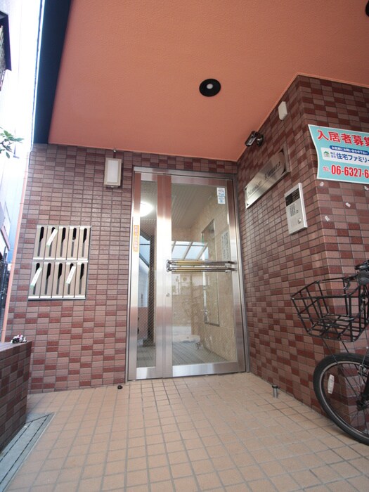 物件外観写真2　(エントランス部分)