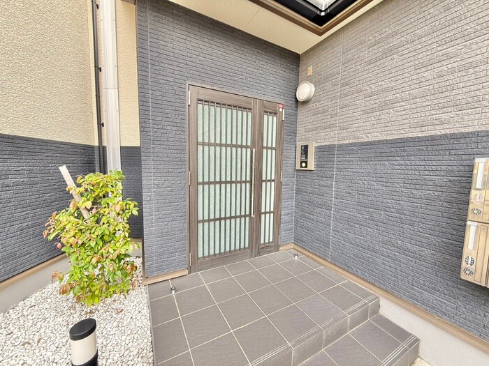 物件外観写真2　(エントランス部分)
