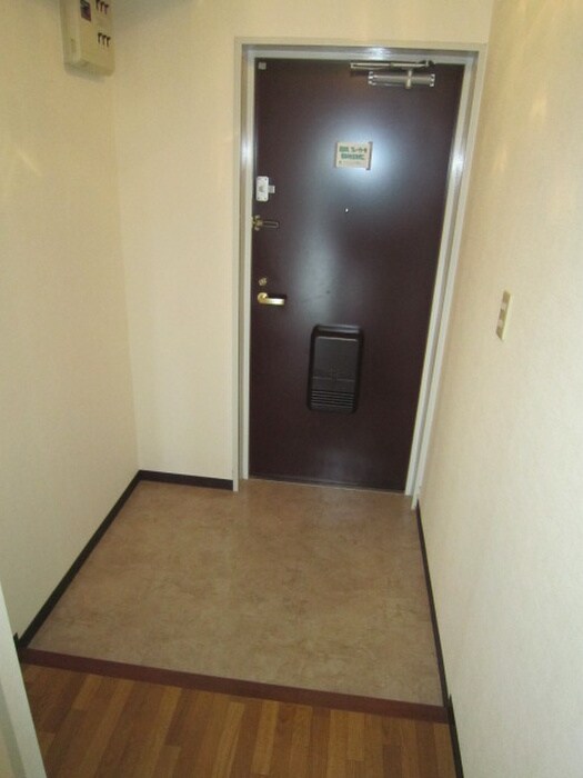 物件内観写真4　(玄関)