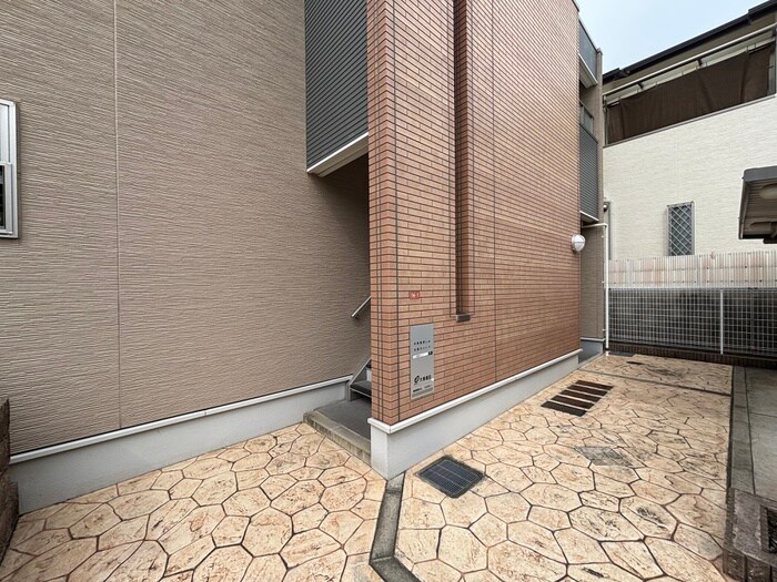 物件外観写真4　(エントランス部分)