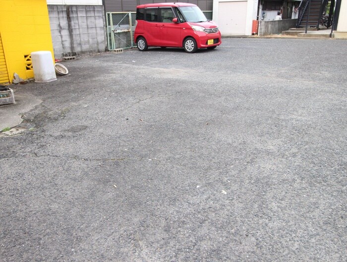 物件外観写真6　(駐車場)
