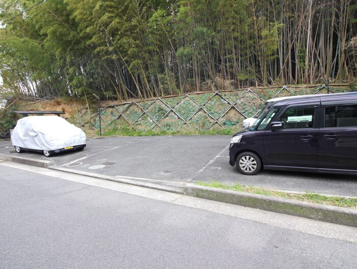 物件外観写真5　(駐車場)