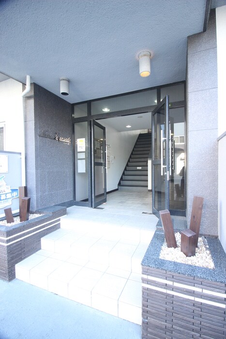 物件外観写真6　(エントランス部分)