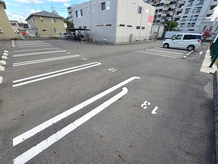 物件外観写真2　(駐車場)