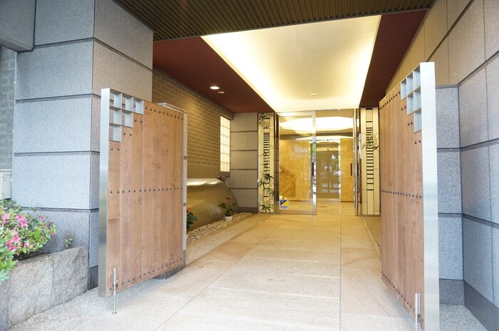 物件外観写真2　(エントランス部分)