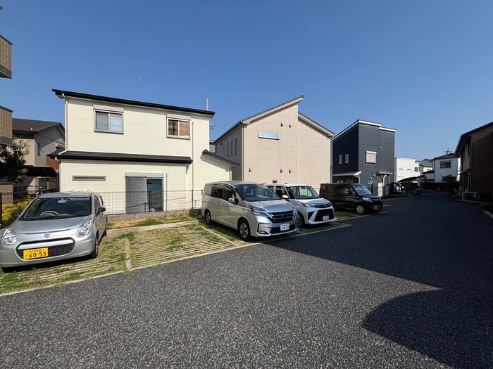 物件外観写真2　(駐車場)