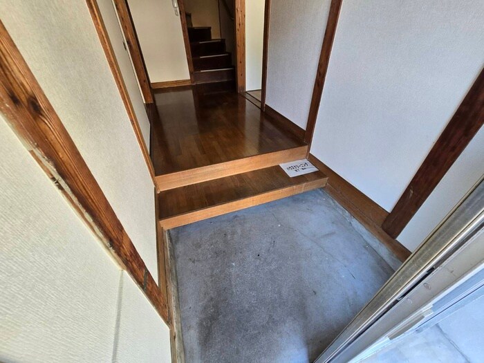 物件内観写真18　(玄関)