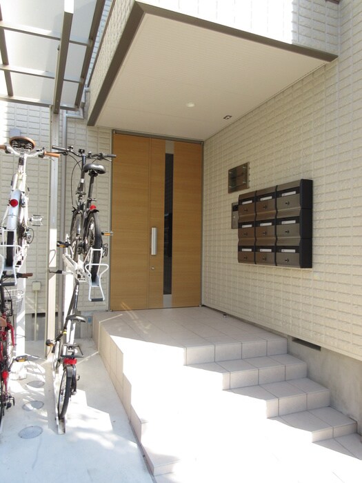 物件外観写真3　(エントランス部分)