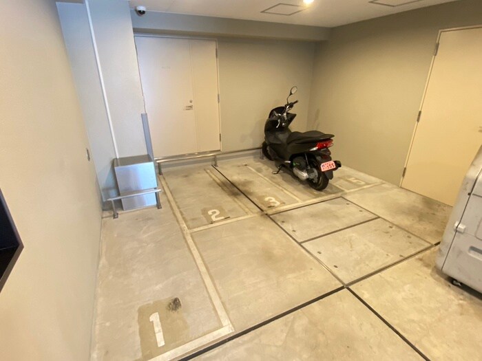 物件外観写真5　(バイク置き場)